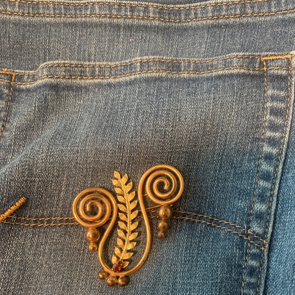 Vintage copper tone brooch with red stone. - Picture 5 of 9